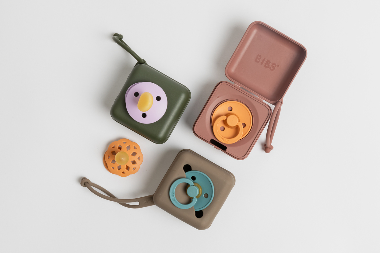 kontejner_dlya_pustyshki_pacifier_box_bibs_2