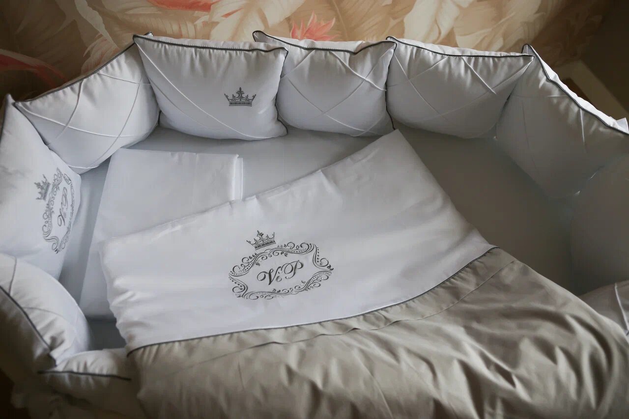 Комплект в кроватку подушками VIP (белый  серый) сатин (13)